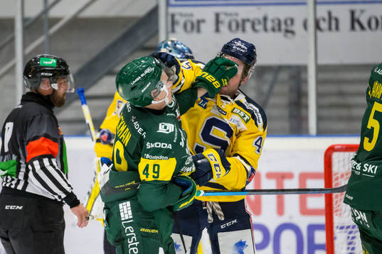 Björklövens Simon Backman och Södertäljes Sebastian Dyk