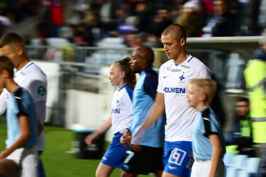 Norrköpings Simon Thern går in till fotbollsmatchen i