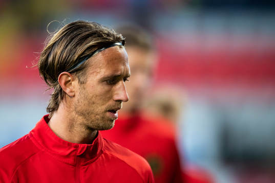 Brommapojkarnas Philip Hellqvist  värmer upp