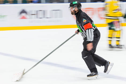 Huvuddomaren Pierre Schilken skrapar isen