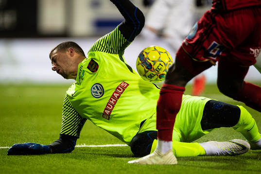 Brommapojkarnas målvakt Nikola Petric räddar en boll