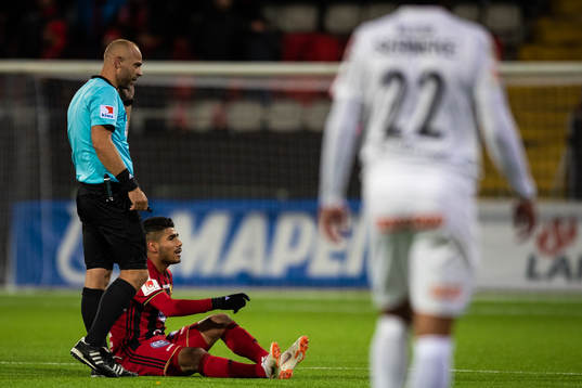 Domare Robert Daradic tittar till Östersunds Hosam Aiesh