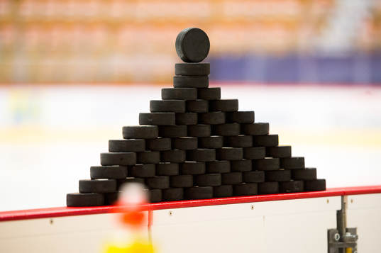 en hög med puckar innan ishockeymatchen i SHL mellan