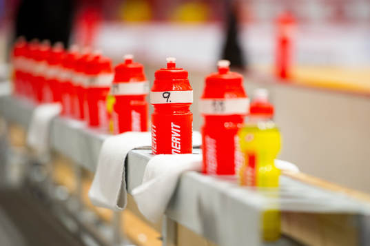 Vattenflaskor innan ishockeymatchen i SHL mellan Timrå och