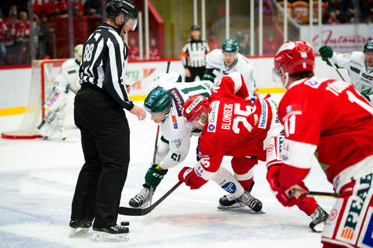 Färjestads Johan Ryno och Timrås Patrik Blomberg tekar