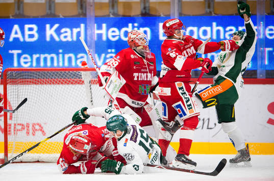 Timrås Alexander Falk hjälper Niklas Svedberg framför