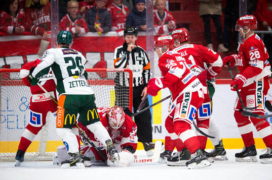 Timrås Niklas Svedberg räddar skott från Färjestads