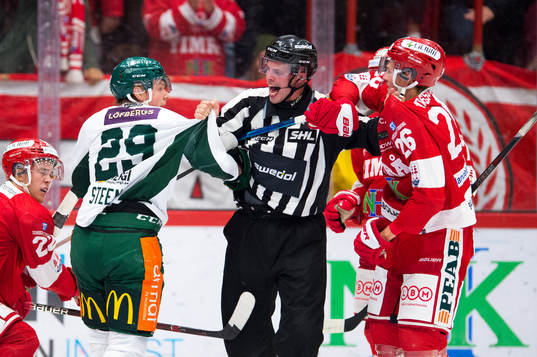 Domaren håller undan Färjestads Oskar Steen och Timrås