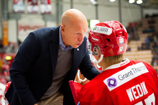 Timrås tränare Fredrik Andersson pratar med Anton Wedin