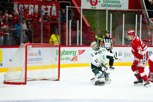 Färjestads målvakt Markus Svensson släpper in 1-0 målet