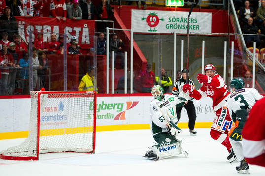 Färjestads målvakt Markus Svensson släpper in 1-0 målet