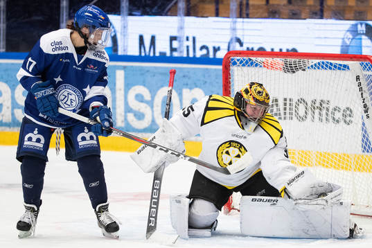 Brynäs målvakt Ellen Jonsson räddar chans från Leksands