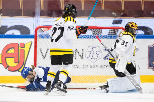Leksands Samantha Hanson åker in i Brynäs målbur bakom