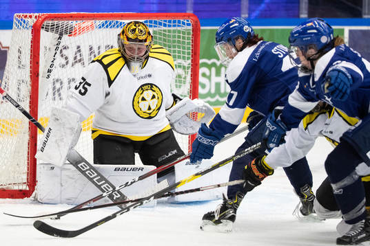 Leksands Danielle Stone framför Brynäs målvakt Ellen