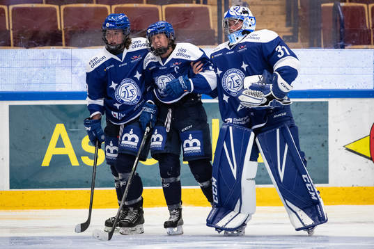 Leksands Elin Lundberg får hjälp av isen av Leksands