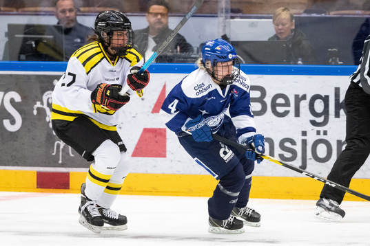 Brynäs Ivana Bilic jagar Leksands Wilma Johansson