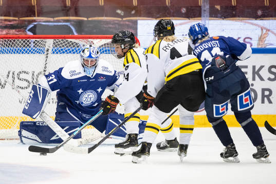 Brynäs ´Erika Grahm framför Leksands målvakt Julia
