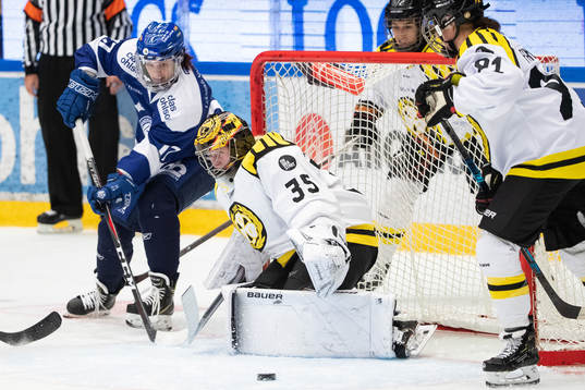 Leksands Danielle Stone framför Brynäs målvakt Ellen