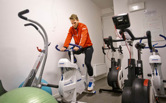 Örebros Tom Wandell värmer upp på en träningscykel