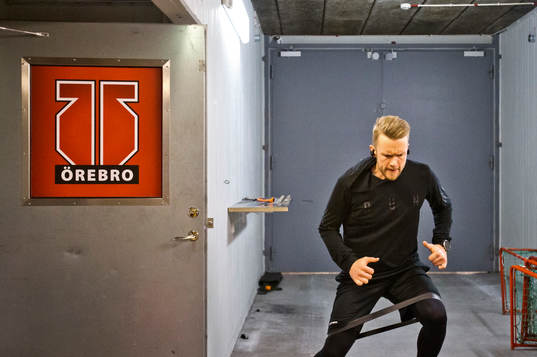 Örebros målvakt Eero Kilpeläinen värmer upp