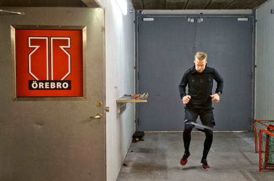 Örebros målvakt Eero Kilpeläinen värmer upp