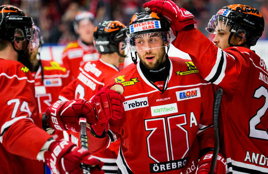Örebros Aaron Palushaj gör 3-2 och jublar med Nick Ebert