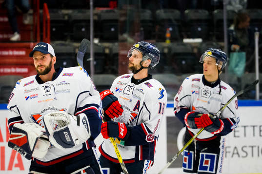 Linköpings målvakt Jacob Johansson och James Wright deppar