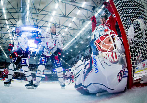 Linköpings målvakt Jacob Johansson ser 2-2 pucken gå in