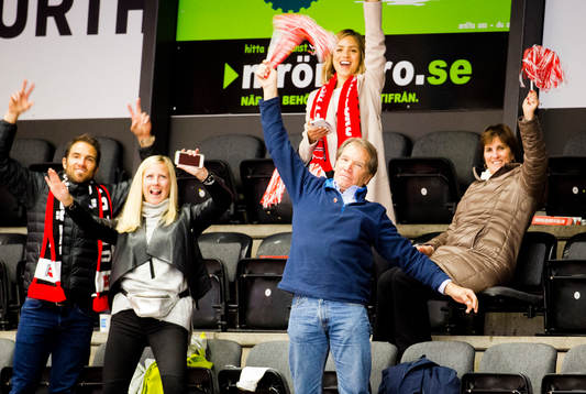 Örebros Aaron Palushaj fru med vänner jublar på läktaren