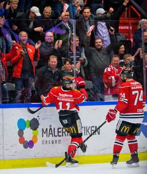 Örebros Aaron Palushaj gör 3-2 och jublar med Nick Ebert