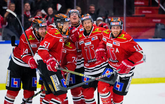 Örebros Aaron Palushaj jublar med Kristian Näkyvä  vid