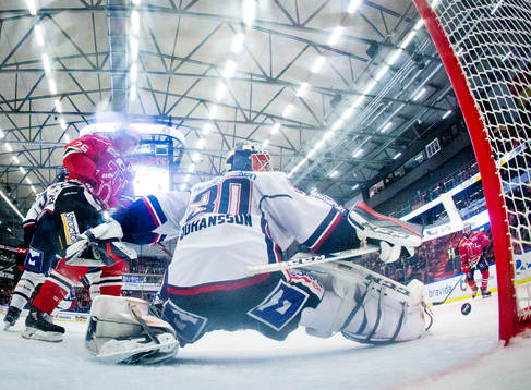 Örebros Aaron Palushaj gör 2-2 på Linköpings målvakt