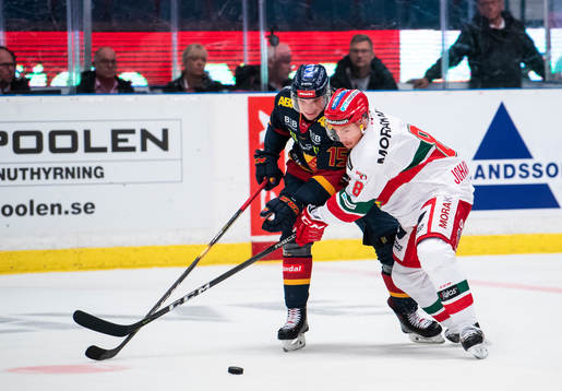 Djurgårdens Jakob Lilja (v) i kamp om pucken med Moras