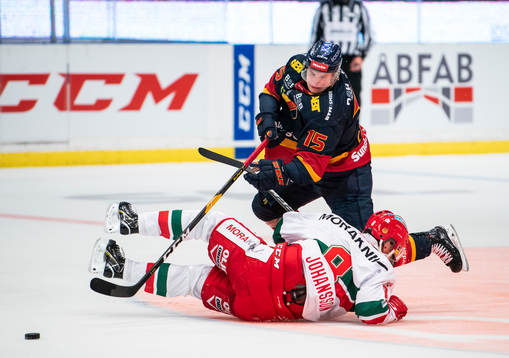 Djurgårdens Jakob Lilja i kamp om pucken med Moras Robin