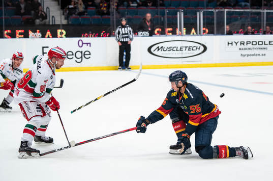 Djurgårdens Robin Norell i kamp om pucken med Moras Ryan