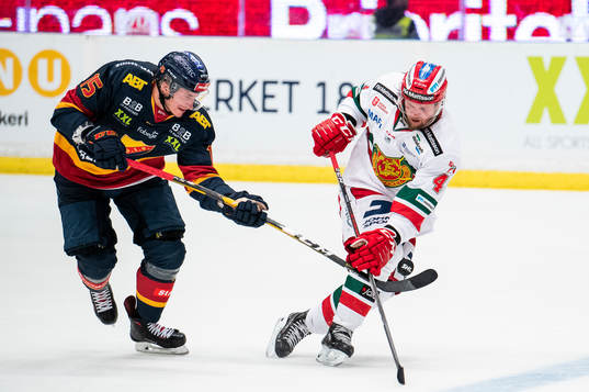 Djurgårdens Jakob Lilja i kamp om pucken med Moras Viktor