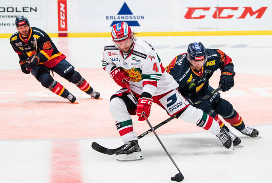 Djurgårdens Daniel Brodin (h) i kamp om pucken med Moras