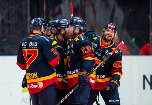 Djurgårdens Jacob Josefsson (h) blir omkramad
