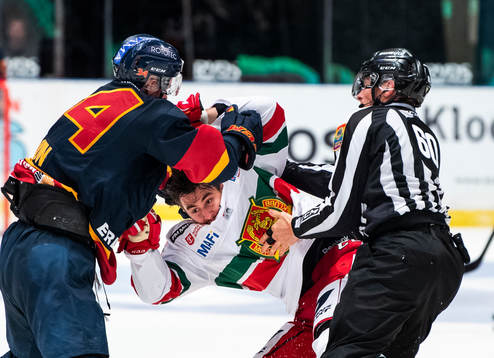 Moras Niki Petti och Djurgårdens Daniel Brodin i en fight
