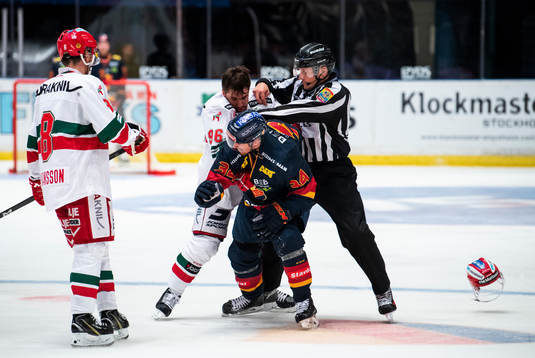Moras Niki Petti och Djurgårdens Daniel Brodin i en fight