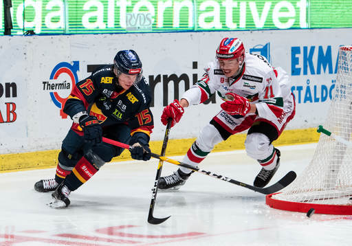 Djurgårdens Jakob Lilja i kamp om pucken med Moras Marek