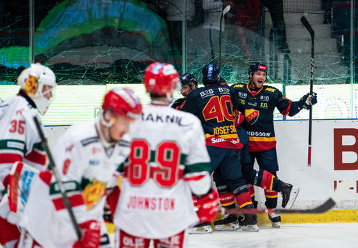 Djurgårdens Daniel Brodin blir omkramad
