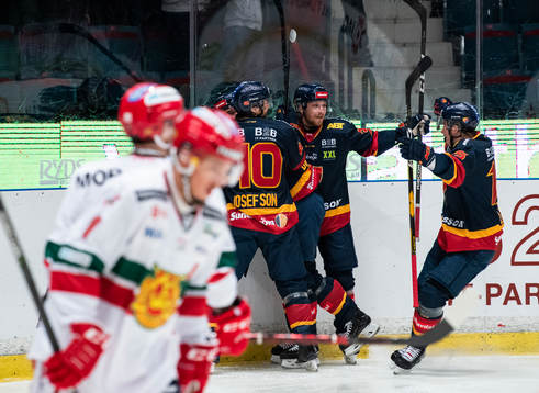 Djurgårdens Daniel Brodin blir omkramad