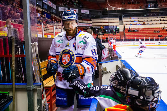 Växjös Liam Reddox hälsar på ungdomar
