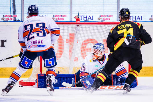 Växjös målvakt Viktor Andrén med en räddning