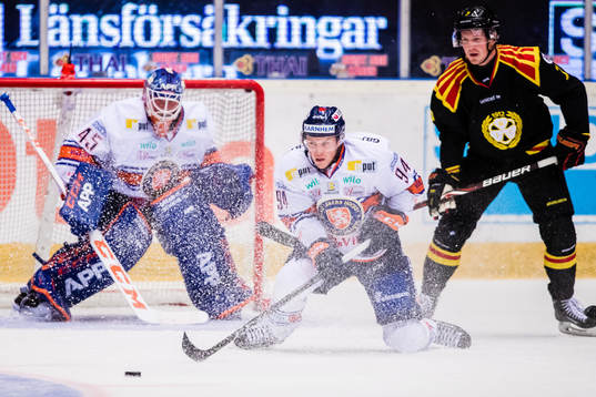 Växjös Joel Persson och målvakt Viktor Andrén