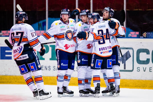 Växjös Dominik Bokk jublar med Niclas Burström , Linus