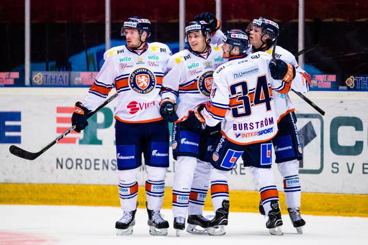 Växjös Dominik Bokk (h)  jublar med Martin Lundberg (v),