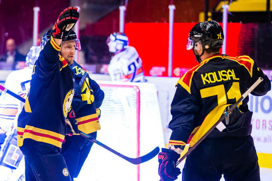 Brynäs Robert Kousal (h) jublar med Daniel Kristo (v)