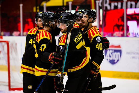 Brynäs Robert Kousal jublar med Eric Norin och Jesper